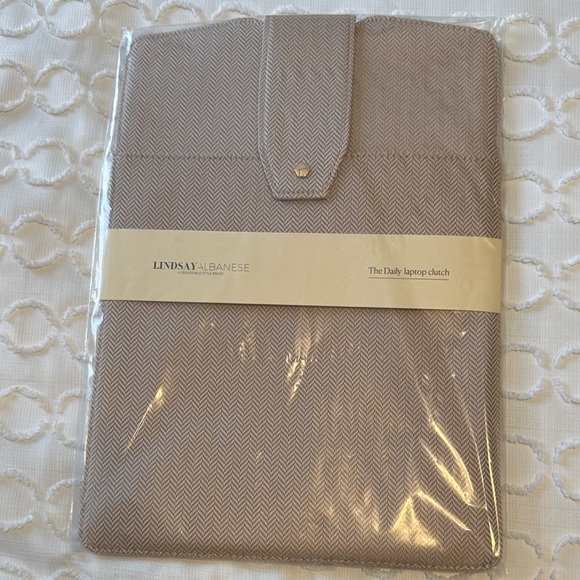 Elegant Cream Laptop Case - Picture 2 of 3